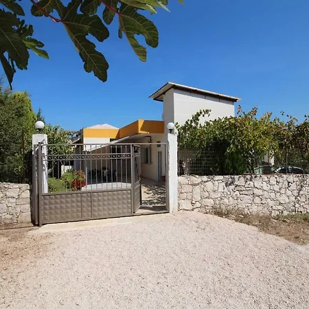 Ξενοδοχείο Vila Zira *