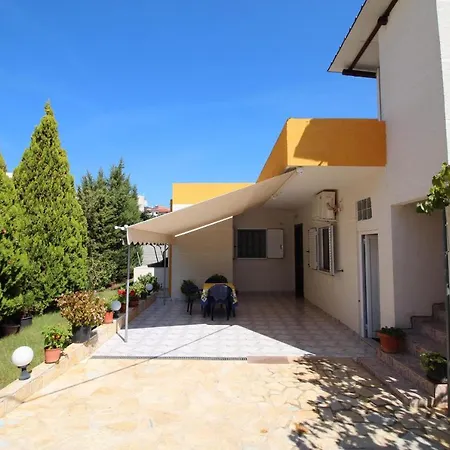 Vila Zira Εξαμίλιο